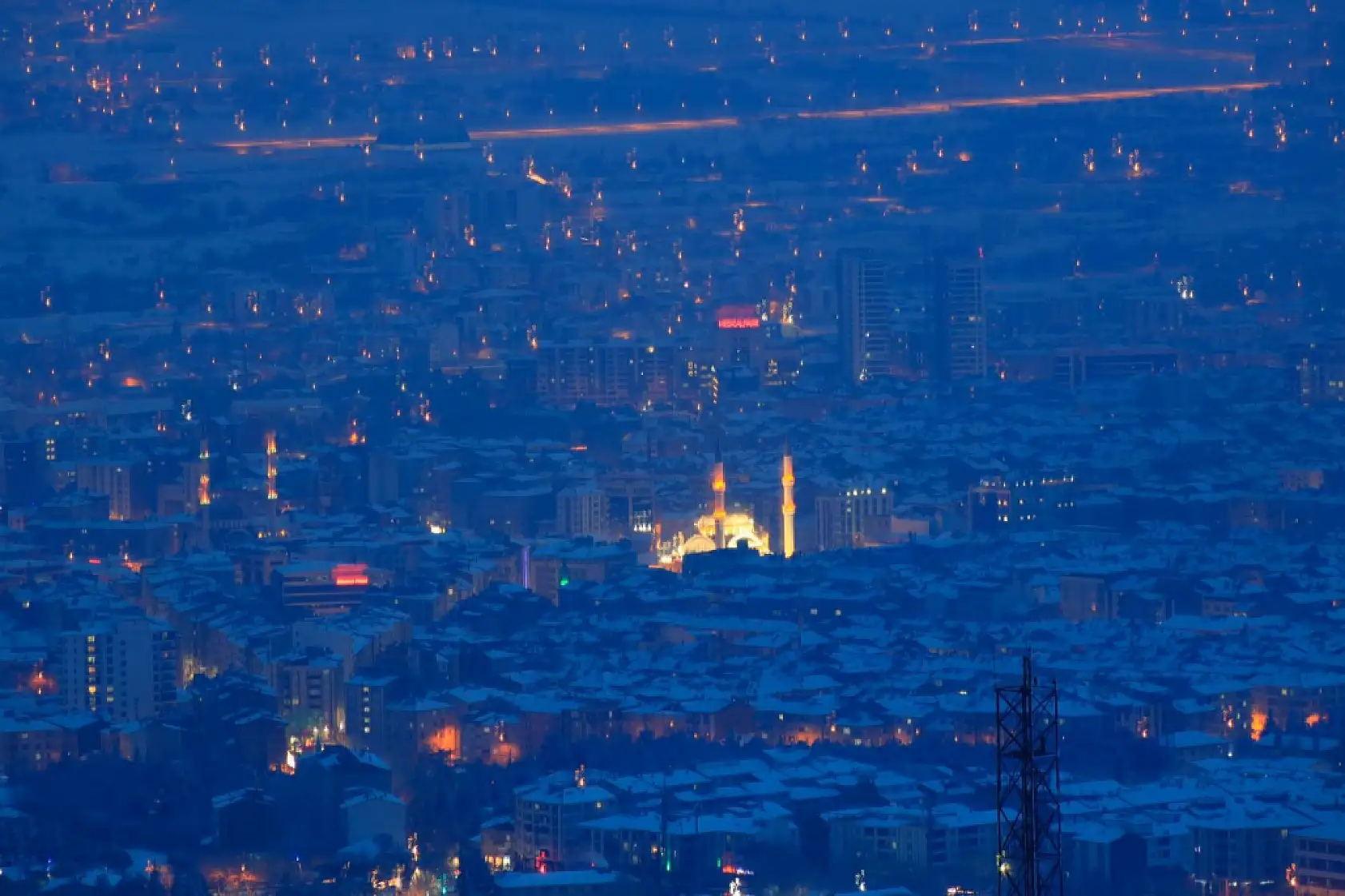 Karla kaplanan Harput'ta gece ışıkları ile görsel şölen