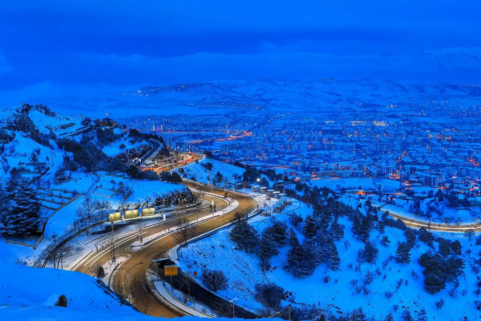 Karla kaplanan Harput'ta gece ışıkları ile görsel şölen