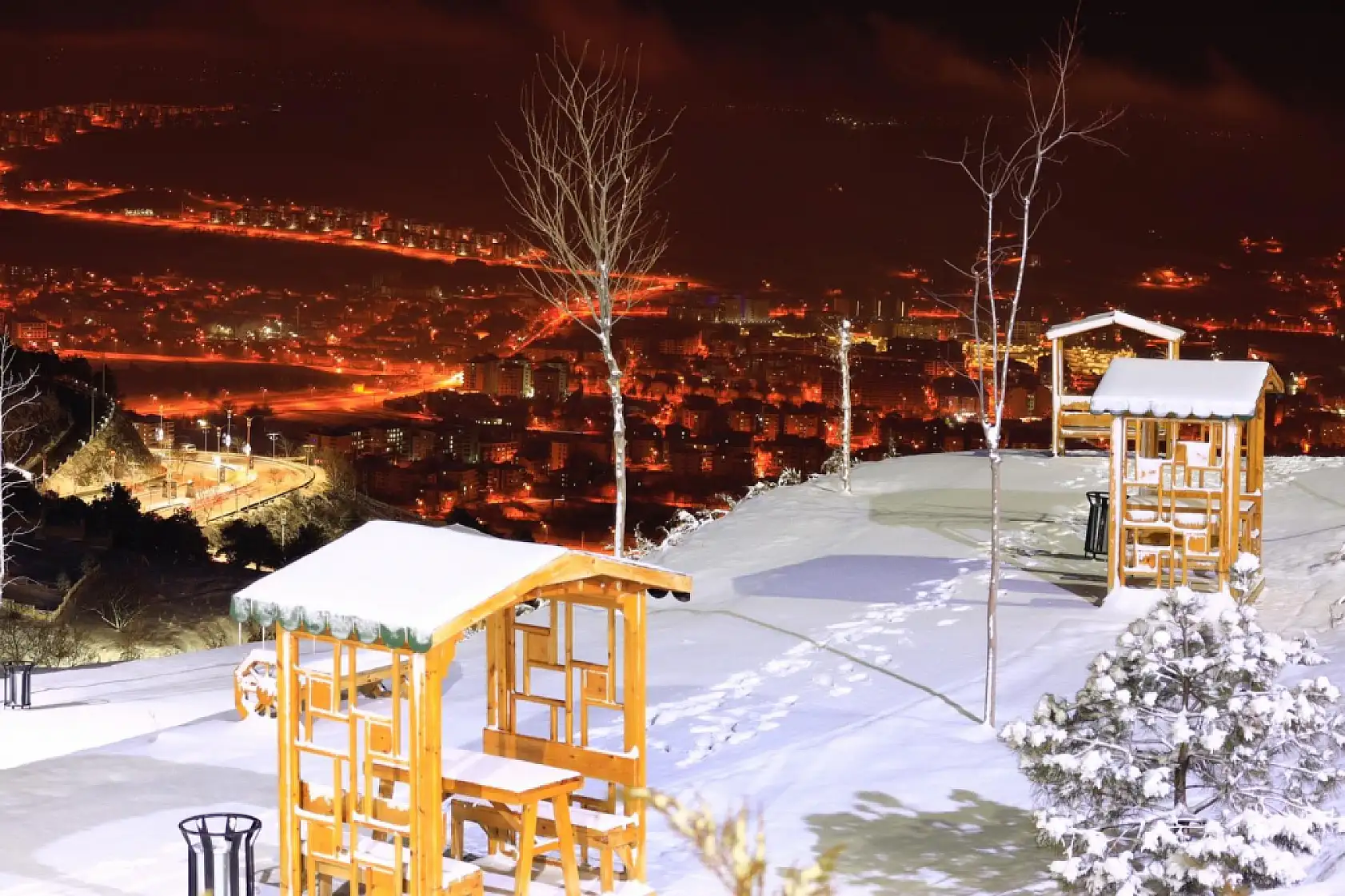 Karla kaplanan Harput'ta gece ışıkları ile görsel şölen