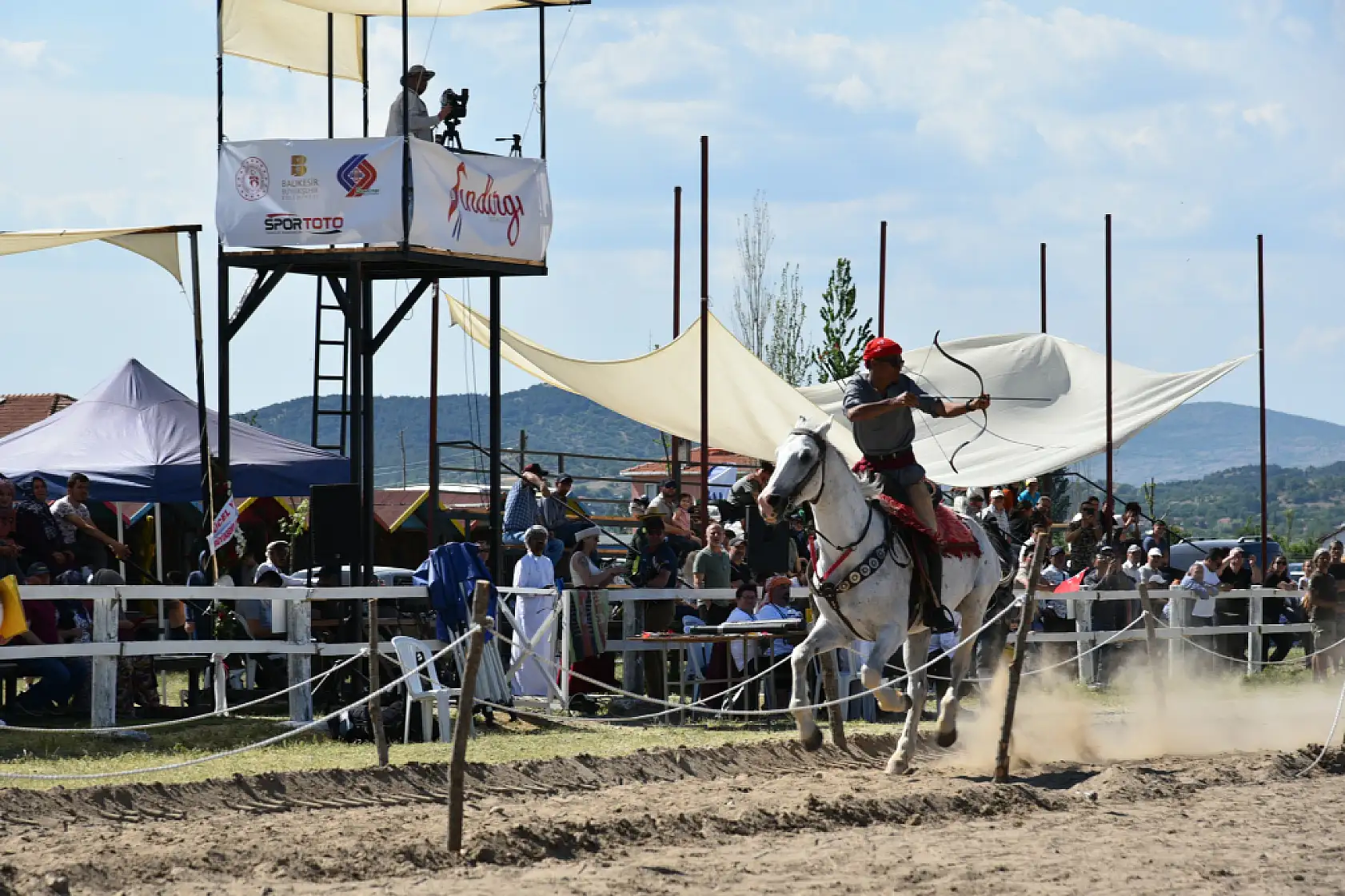 Sındırgı'da sınırları aşan Atlı Okçuluk yarışması
