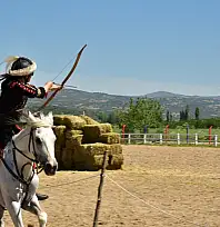 Sındırgı'da sınırları aşan Atlı Okçuluk yarışması