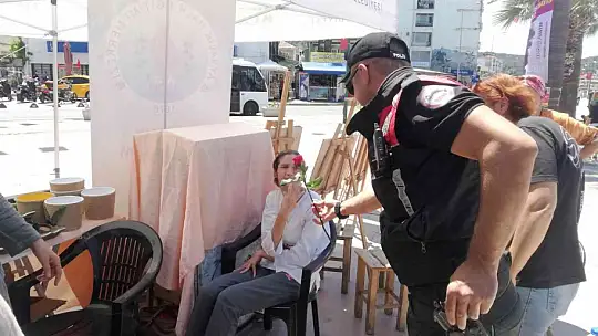 Ayvalık polisi engellilerin yanında