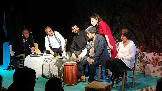 Ayvalık'ta Belediye Tiyatrosu ilk oyunuyla büyük ilgi gördü