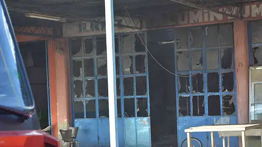 Ayvalık'ta hurda tüpler patladı, ortalık savaşa alanına döndü