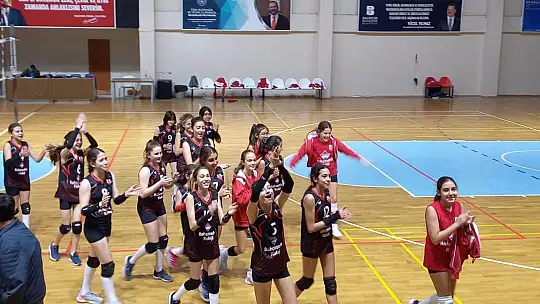 Ayvalıkspor midi kızlar da il şampiyonu oldu