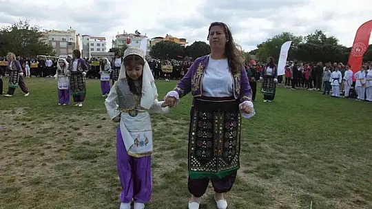 Balıkesir'de anne çocuk halk oyunları ekibi gösteri yaptı