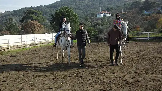 Balıkesir'de kız öğrencilere at binme dersi