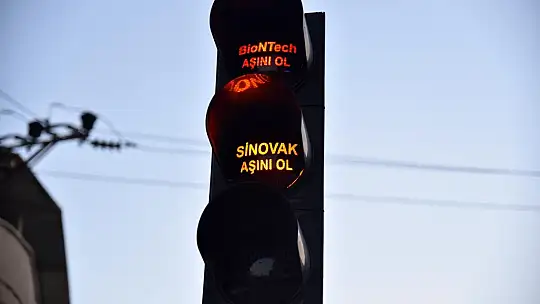 Balıkesir'de trafik ışıkları aşıya teşvik ediyor