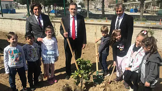 Burhaniye' de Kaymakam Memiş, anaokulu öğrencileri ile fidan dikti