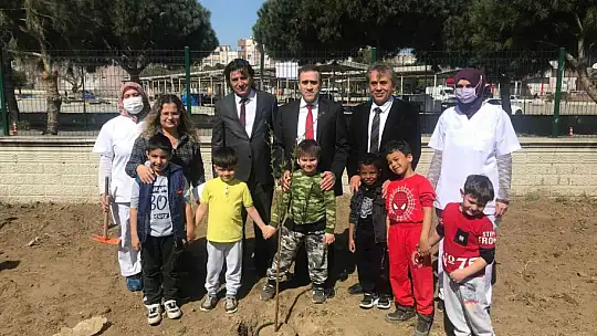 Burhaniye' de Kaymakam Memiş, anaokulu öğrencileri ile fidan dikti