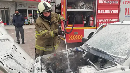 Edremit'te otomobil alev alev yandı, kamera saniye saniye yangını kaydetti