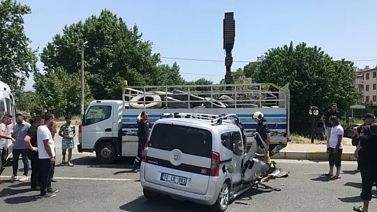 Kamyona arkadan çarpan ticari araç hurdaya döndü, kazada bir kişi yaralandı