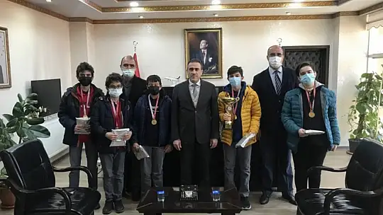 Kaymakam Memiş, satranç şampiyonlarını tebrik etti