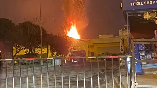 Oto sanayide alevler geceyi aydınlattı