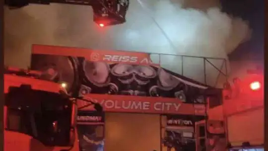 Oto sanayide alevler geceyi aydınlattı