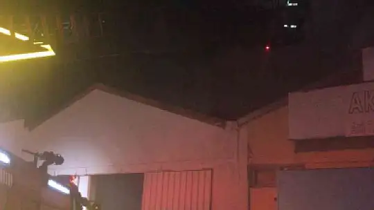 Oto sanayide alevler geceyi aydınlattı