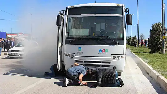 Seyir halindeki otobüs alev aldı