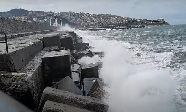Zonguldak'ta dev dalgalar liman duvarına ulaştı