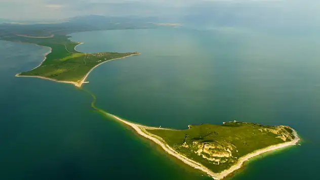 Doğa harikası Çarpanak Adası, yarımadaya dönüşüyor