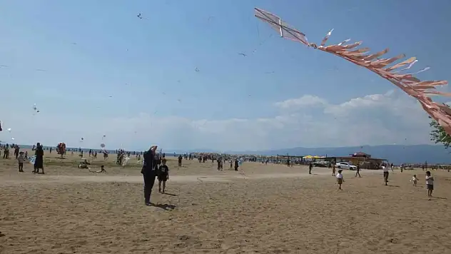 Balıkesir'de uçurma şenliğinde çocuklarla anne ve babalarda eğlendi