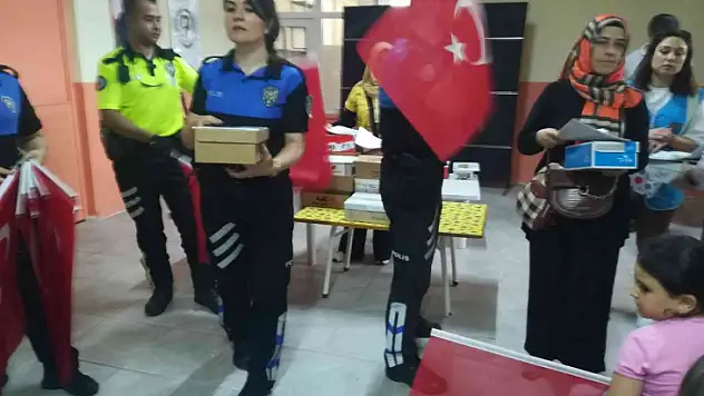 Polisten öğrencilere eğitim ve ayakkabı yardımı