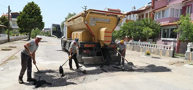 Burhaniye'de bozulan yollar asfaltlanıyor