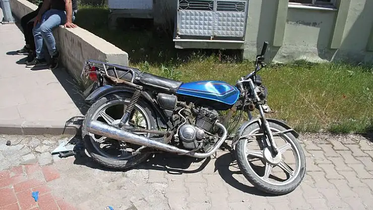 Otomobil ile motosiklet kafa kafaya çarpıştı: 1 yaralı