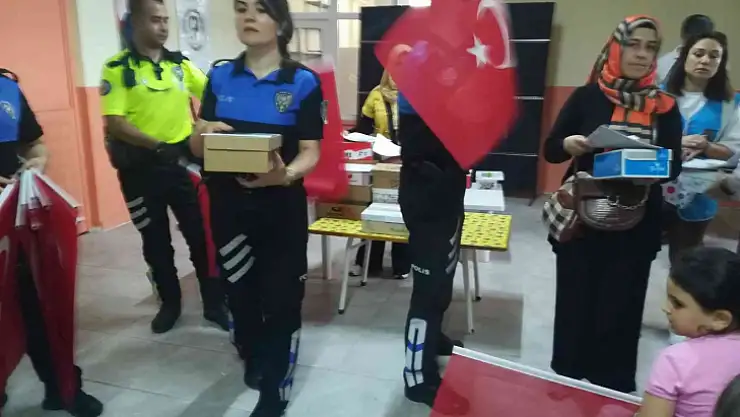 Polisten öğrencilere eğitim ve ayakkabı yardımı